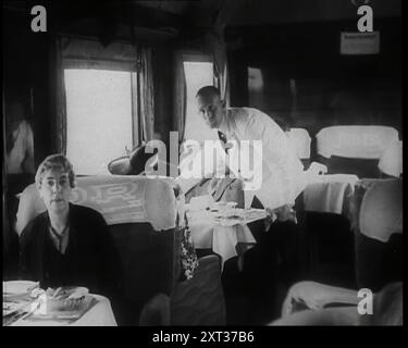 Passagiere, die im Speisewagen eines Zuges sitzen, während sie von den Aufsichtspersonen erwartet werden, 1938. Aus „Time to Remember – Wind Up Week“, 1938 (Reel 3); Dokumentarfilm über 1938 – die Menschen werden sich der wachsenden Bedrohung des Krieges bewusst. Stockfoto