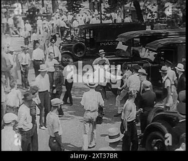 Polizisten, die protestierende Soldaten konfrontieren, um die Armee-Veteranen zu zerstreuen, 1932. "Um eine Armee von anderen 15.000 Demonstranten zu zerstreuen, ruft die Regierung Truppen auf - Soldaten, die Soldaten zerstreuen. Für diejenigen, die ihnen gegenüberstehen, sind Kriegsveteranen, die die Zahlung eines versprochenen Bonus verlangen, um über die harten Zeiten zu kommen. Um sie zu zerstreuen, Tränengas und Bajonette. Eine Forderung nach Hilfe wird als Versuch einer Revolution angesehen - als Versuch, die Macht der Regierung zu ergreifen. Aber Leute, die es hassen, eine Niederlage zu akzeptieren, dürfen nicht mit Gewalt abgeschreckt werden. Als das Bonusgesetz nicht durchkam, war die Armee vor dem Tod Stockfoto