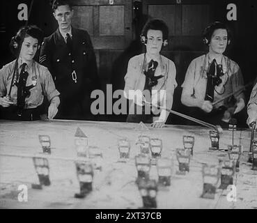 WAAF Plotter arbeiten mit Plottergeräten, 1940. Großbritannien während des Zweiten Weltkriegs: Frauen überwachen deutsche Bombenangriffe. "Achtzig plus [feindliche Flugzeuge], versammeln sich über Amiens, Abbeville. Weitere 60 plus, in der Nähe von Dieppe. Kontrolle empfohlen“. Erste Radarberichte deuten auf die Wahrscheinlichkeit hin, dass die Ziele Jagdflugplätze östlich und südöstlich von London sind. Mit anderen Worten, für die Kontrolle sieht es genauso aus wie heute Morgen. Aber zu früh, um zu beurteilen. Könnte London selbst sein. "Alle verfügbaren Geschwader sind bereit. Hören wir vom Beobachterkorps, sobald Pos Stockfoto