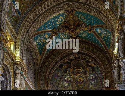 Aufnahmen des Innenraums der Basilique Notre-Dame de Fourvière. Wunderschön dekoriert mit Buntglasfenstern, Mosaiken und vergoldeten Putzarbeiten. Stockfoto