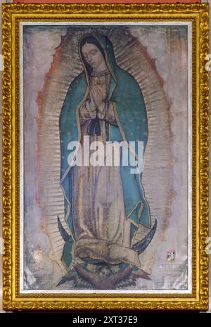 Aufnahmen des Innenraums der Basilique Notre-Dame de Fourvière. Wunderschön dekoriert mit Buntglasfenstern, Mosaiken und vergoldeten Putzarbeiten. Stockfoto