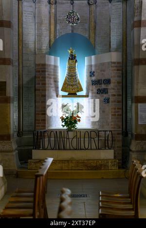 Aufnahmen des Innenraums der Basilique Notre-Dame de Fourvière. Wunderschön dekoriert mit Buntglasfenstern, Mosaiken und vergoldeten Putzarbeiten. Stockfoto