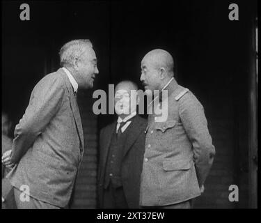 Ein männlicher japanischer Politiker und ein männlicher Militärführer sprechen zusammen, während ein anderer japanischer Politiker zusieht, 1937. „Als Japan aus seiner langen Abgeschiedenheit in die moderne Welt herauskam, suchten seine Führer, inspiriert von den alten Traditionen, die alle zum Sterben für die Ehre ihres Landes aufforderten, nach Expansion und Eroberung. Die westliche Welt hatte ihnen das Schlachtschiff, die Waffe und die Bombe gegeben. Jetzt suchten sie nach der Chance, sie zu nutzen. Japan hatte eine Armee, groß und hervorragend ausgebildet. Auch eine Marine, mächtig und ehrgeizig. Es ging nur darum, wann und wo." Von „Zeit Bis Stockfoto