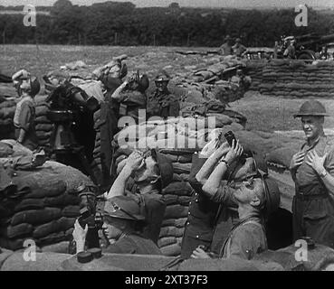 Britische Soldaten, die auf Flugzeuge schauen, 1940. Deutsche Bombenangriffe während des Zweiten Weltkriegs. Weitere Berichte vom Radar. "Noch 40 plus über Abbeville und Boulogne. Ist das eine weitere große Anstrengung oder ist es der Konvoi im Kanal, den sie suchen? In Ordnung, versuchen Sie vier Geschwader Debden." Kein Zweifel, es ist der Konvoi in der Straße von Dover. Stukas wieder. Aber sie gehen ein Risiko ein. Sie sind totes Fleisch für [britische] Kämpfer. Aus „Time to Remember – Standing Alone“, 1940 (Reel 3); Dokumentarfilm über Ereignisse der späten Monate 1940. Stockfoto