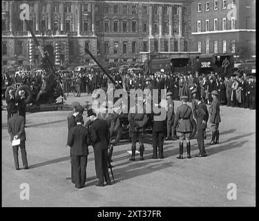 Flugabwehrkanonen in Horseguard's Parade mit anwesenden Armeeoffizieren und Zuschauern, 1937. Wie fern Großbritannien von den Sorgen und schwarzen Wolken der Welt schien. Es stimmt, dass es in London ak-ak-Waffen gab, die ermutigt wurden, der Territorialarmee beizutreten, aber im Großen und Ganzen glaubten die Menschen an den Völkerbund und hofften nur auf das Beste." Aus "Time to Remember - Sense of Values", 1937 (Reel 2); Dokumentarfilm über die Ereignisse von 1937, Krieg im Fernen Osten, Aufbau bis Krieg in Europa. Stockfoto