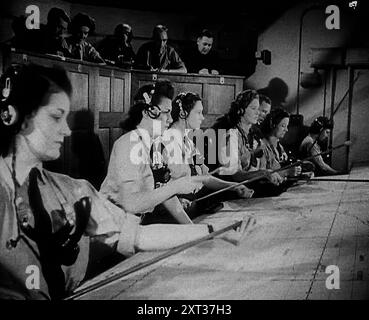 WAAF Plotter arbeiten mit Plottergeräten, 1940. Großbritannien während des Zweiten Weltkriegs: Frauen überwachen deutsche Bombenangriffe. "Achtzig plus [feindliche Flugzeuge], versammeln sich über Amiens, Abbeville. Weitere 60 plus, in der Nähe von Dieppe. Kontrolle empfohlen“. Erste Radarberichte deuten auf die Wahrscheinlichkeit hin, dass die Ziele Jagdflugplätze östlich und südöstlich von London sind. Mit anderen Worten, für die Kontrolle sieht es genauso aus wie heute Morgen. Aber zu früh, um zu beurteilen. Könnte London selbst sein. "Alle verfügbaren Geschwader sind bereit. Hören wir vom Beobachterkorps, sobald Pos Stockfoto