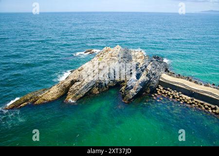 Uljin County, Südkorea - 27. Juli 2024: Eine Luftperspektive auf den zerklüfteten Gatbawi Rock, der in die Ostsee ragt, mit seiner angrenzenden Betonwaage Stockfoto