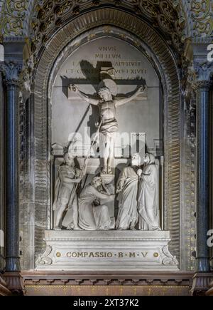 Aufnahmen des Innenraums der Basilique Notre-Dame de Fourvière. Wunderschön dekoriert mit Buntglasfenstern, Mosaiken und vergoldeten Putzarbeiten. Stockfoto