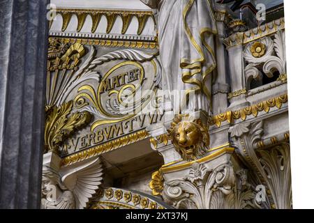 Aufnahmen des Innenraums der Basilique Notre-Dame de Fourvière. Wunderschön dekoriert mit Buntglasfenstern, Mosaiken und vergoldeten Putzarbeiten. Stockfoto