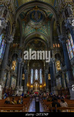 Aufnahmen des Innenraums der Basilique Notre-Dame de Fourvière. Wunderschön dekoriert mit Buntglasfenstern, Mosaiken und vergoldeten Putzarbeiten. Stockfoto