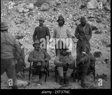 Ein Team von acht Kletterern, darunter Andrew Irvine und George Leigh Mallory, posiert am Fuße des Mount Everest, 1924. Aus "Time to Remember - A Trip to Europe", 1924 (Rolle 3); ein Blick auf das politische und soziale Leben in Europa und darüber hinaus im Jahr 1924. Stockfoto