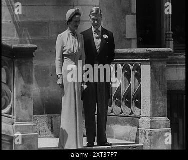 Herzog und Herzogin von Windsor stehen auf dem Gelände des Chateau de Candé, 1937. König Eduard VIII. Hatte seinen Anspruch wegen eines anderen geopfert. Für Eduard jetzt nicht der Thron von England, sondern der Titel eines Duke of Windsor. Edward dankte, weil die Frau, die er liebte, Wallis Simpson, geschieden war Für das britische Establishment war eine geschiedene Frau mit zwei lebenden Ex-Ehemännern politisch und sozial inakzeptabel als zukünftige Königin-Gemahlin. Sie war auch Amerikanerin. Aus "Time to Remember - Sense of Values", 1937 (Rolle 1); Dokumentarfilm über die Ereignisse von 1 Stockfoto