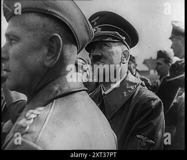 Adolf Hitler stand mit einer Gruppe anderer männlicher deutscher Militärkommandeure, 1939. Aus „Time to Remember – The Reluctant Warriors“, 1939 (Reel 3); Dokumentarfilm über Ereignisse von 1939 – Vorbereitungen für den Krieg und dann Feindseligkeiten brechen aus. Stockfoto