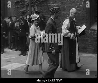 König Georg VI. Und Königin Elisabeth werden von Dekan von Westminster Paul de Labilliere bei Ankunft in Westminster Abbey zum National Day of Prayer (26. Mai) 1940 begrüßt. Zweiter Weltkrieg. "In Großbritannien, ein Tag des Gebets, denn jetzt scheint es wenig zu tun, als zu beten. Vielleicht werden einige entkommen, aber der größte Teil der Armee scheint dem Untergang geweiht zu sein. In Winston Churchills Worten: "Die Nation bereitet sich auf traurige Nachrichten vor". Mehr als 338.000 alliierte Soldaten wurden zwischen dem 26. Mai und dem 4. Juni 1940 von den Stränden und dem Hafen von Dünkirchen an der Nordküste Frankreichs evakuiert. T Stockfoto