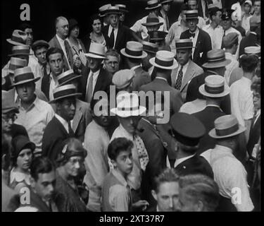 Leute, die auf einer überfüllten Straße herumlaufen, 1930er Aus "Time to Remember - Some People in the Thirties", 1930er Jahre (Reel 4); Dokumentarfilm über die 1930er Jahre, der sich auf berühmte Charaktere dieser Zeit konzentriert. Stockfoto