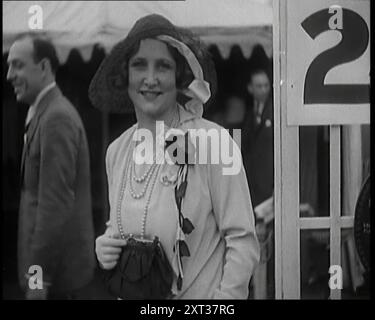 Die Schauspielerin Gabrielle Brune nahm an einer theatralischen Gartenparty in den 1920er Jahren Teil Aus „Time to Remember – On Stage in the Twenties“, 1927 (Reel 2); ein Blick hinter die Kulissen des Theaters in den 1920er Jahren Stockfoto