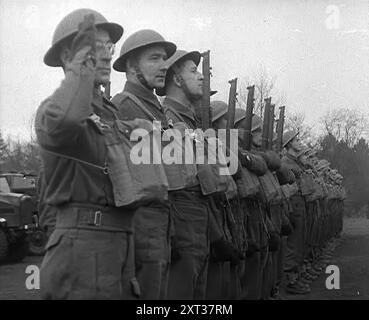 Soldaten, Die Sich Aufhalten, 1941. Großbritannien während des Zweiten Weltkriegs. Aus „Time to Remember – Operation Barbarossa“, 1941 (Rolle 1); Dokumentarfilm über Ereignisse von 1941, an der Ostfront und in Pearl Harbour. Stockfoto