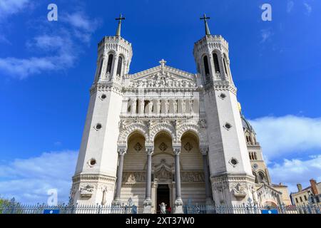 Äußere Angaben zur Basilique Notre-Dame de Fourvière. Wunderschön dekoriert mit gemeißelten Mauerwerken, kunstvollen katholischen Szenen und imposanten Türmen. Stockfoto