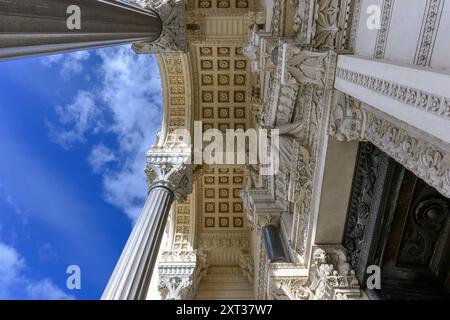 Äußere Angaben zur Basilique Notre-Dame de Fourvière. Wunderschön dekoriert mit gemeißelten Mauerwerken, kunstvollen katholischen Szenen und imposanten Türmen. Stockfoto