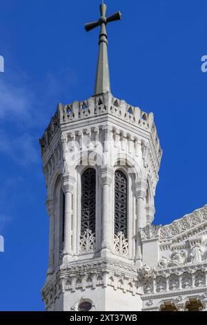 Äußere Angaben zur Basilique Notre-Dame de Fourvière. Wunderschön dekoriert mit gemeißelten Mauerwerken, kunstvollen katholischen Szenen und imposanten Türmen. Stockfoto