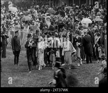 Eine Gruppe von Renngästen steht in der Reihe auf der Ascot Race Track, 1924. Aus "Time to Remember - A Trip to Europe", 1924 (Rolle 3); ein Blick auf das politische und soziale Leben in Europa und darüber hinaus im Jahr 1924. Stockfoto