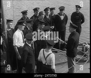 Britische Seeleute erhalten Befehle zur Evakuierung von Dünkirchen, 1940. Zweiter Weltkrieg. In Dover ist Admiral Ramsays Operation Dynamo im Gange. In den südöstlichen Häfen beginnen sich kleine Marinefahrzeuge zu versammeln, um Motoren und Geschütze für eine große Aufgabe zu optimieren, die vor uns liegt... Segler und Teilzeitsegler küssen ihren Frauen Abschied und machen die Knoten für Dover. Und so schwillt es an, diese Flotte kleiner Schiffe, eine Armada, die Geschichte schreiben wird, als ihr spanischer Namensgeber - denn ohne sie wäre die Operation Dynamo nicht möglich gewesen." Aus „Time To Remember – Run Rabbit Run“ Stockfoto