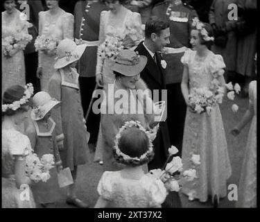 Heiratsprozession von Anne Bowes-Lyon und Lieutenant-Colonel Thomas Anson mit König George VI., Königin Elizabeth und Prinzessinnen Elizabeth und Margaret unter den Gästen, die eine Linie der Fußwächter und Brautjungfern hinunterlaufen, 1938. Aus „Time to Remember – Wind Up Week“, 1938 (Reel 1); Dokumentarfilm über 1938 – die Menschen werden sich der wachsenden Bedrohung des Krieges bewusst. Stockfoto