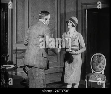Charles B Cochran, englischer Theatermanager, Interviewing Female Performers, 1920er Jahre Aus „Time to Remember – On Stage in the Twenties“, 1927 (Rolle 1); ein Blick hinter die Kulissen des Theaters in den 1920er Jahren Stockfoto