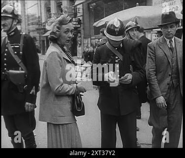 Die französische Polizei überprüft die Papiere vor einem Café in Paris, 1940. Zweiter Weltkrieg. "Paris, Mai 1940. Nach außen, Paris wie üblich. Aber innerlich, nervös, ängstlich. Entlang der Champs Elys&#xe9;es und der grands boul&#xe9;vards überprüft die Polizei die Ausweise, denn Frankreich ist nun von der Angst vor den Fünften Kolumnisten gepackt. Was auch immer von vorne dringt, ist von Verwirrung und Rückzug. Die Stadt lebt von Gerüchten, wahr und falsch... so hofft Paris und bestellt sich einen weiteren ap&#xe9;Ritif. Hofft, und gibt ihm ein gutes Gesicht." Aus „Time To Remember – Run Rabbit Run“, 1940 ( Stockfoto