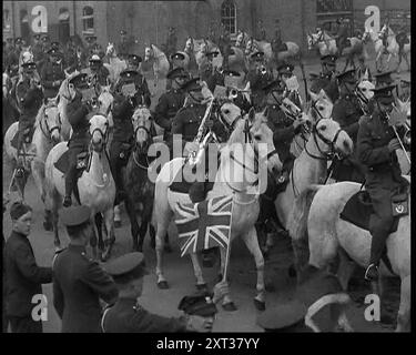 Britische Armee-Band auf dem Pferd, die eine Straße hinunterzieht, 1937. "...Trommeln, Knarren und Klappern in den Kasernen, die gefälschten Prozessionen, damit sich die Pferde an den Lärm und das Jubeln gewöhnen konnten, denn auch die Pferde müssen einen Sinn für Werte lernen, vor allem für eine Krönung." Aus "Time to Remember - Sense of Values", 1937 (Reel 1); Dokumentarfilm über die Ereignisse von 1937, Krieg im Fernen Osten, Aufbau bis Krieg in Europa. Stockfoto