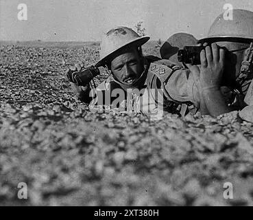 Britische Soldaten Beobachten Artillerie, 1942. Zweiter Weltkrieg. "... aus Kairo kam heute Abend die Nachricht, auf die wir gewartet haben. Die Nachricht, die die ganze Welt, die für die Freiheit kämpft, hören wollte. Die Nachricht, dass die Wüste und Kairo erwartet haben, den ganzen Tag los zu werden. Die Achsenmächte in der Wüste sind auf dem Rückzug. Es gibt keinen Zweifel daran, der Feind ist auf der Flucht - und wir sind hinter ihnen her." Das war die Nachricht von der Schlacht von [El] Alamein, und für die Vereinten Nationen war es tatsächlich willkommene Neuigkeiten. Die Achsenmächte in der Wüste in vollem Flug Stockfoto