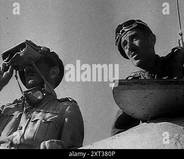 Britische Offiziere Bei Der Beobachtung Der Artillerie, 1942. Zweiter Weltkrieg. "... aus Kairo kam heute Abend die Nachricht, auf die wir gewartet haben. Die Nachricht, die die ganze Welt, die für die Freiheit kämpft, hören wollte. Die Nachricht, dass die Wüste und Kairo erwartet haben, den ganzen Tag los zu werden. Die Achsenmächte in der Wüste sind auf dem Rückzug. Es gibt keinen Zweifel daran, der Feind ist auf der Flucht - und wir sind hinter ihnen her." Das war die Nachricht von der Schlacht von [El] Alamein, und für die Vereinten Nationen war es tatsächlich willkommene Neuigkeiten. Die Achsenmächte in der Wüste in vollem Flug Stockfoto