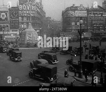 People and Traffic, Piccadilly Circus, London, 1942. Großbritannien während des Zweiten Weltkriegs. "...du kämpfst weiter gegen den Feind auf die einzige Art und Weise, wie du wusstest, indem du dich irgendwie verständigst, Tag für Tag." Beachten Sie die an Bord befindliche Statue von Eros. Aus „Time to Remember – The End of the Beginning“, 1942 (Reel 4); Dokumentarfilm über Ereignisse von 1942 und Amerikas Eintritt in den Krieg. Stockfoto