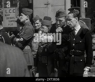 Amerikanische Soldaten in London, 1942. Amerika tritt dem Zweiten Weltkrieg bei. Im Frühjahr marschierten die ersten amerikanischen Einheiten seit 1919 durch Londons Straßen. 1919 wurden sie als Doughboys bezeichnet. Jetzt waren sie GIS, aber genauso willkommen. "Hast du Kaugummi, Kumpel?"...für die frisch angekommenen GIS, erste Erfahrung, wie es war, in einem Land zu leben, das durch nur 20 Meilen Wasser vom Feind getrennt ist." Aus „Time to Remember – The End of the Beginning“, 1942 (Reel 1); Dokumentarfilm über Ereignisse von 1942 und Amerikas Eintritt in den Krieg. Stockfoto
