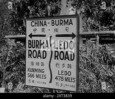 Ein Straßenschild für die Straßen Ledo und Burma, 1943. Aus Time to Remember - Struggle for A Planet, 1943 (Reel 2); Dokumentarfilm über Ereignisse von 1943, insbesondere die Schlacht am Atlantik. Stockfoto