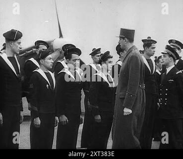 Charles de Gaulle, Inspektion freier französischer Piloten [und Seeleute], 1942. Großbritannien während des Zweiten Weltkriegs. "Für die Freien Franzosen unter de Gaulle,... Exil. Sie kämpfen von außen für ihre Heimat, statt rein zu gehen. Aus Time to Remember - The End of the Beginning, 1942 ( Reel 2); Dokumentarfilm über Ereignisse von 1942 und Amerikas Eintritt in den Krieg. Stockfoto