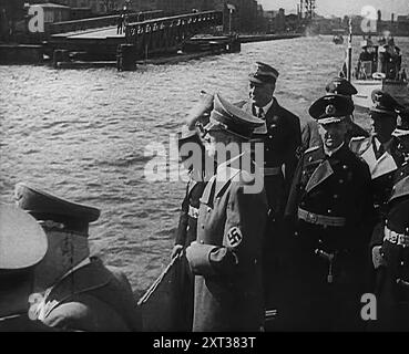 Adolf Hitler Grüßt Mit Marineoffizieren, 1943. Aus Time to Remember - Struggle for A Planet, 1943 (Reel 3); Dokumentarfilm über Ereignisse von 1943, insbesondere die Schlacht am Atlantik. Stockfoto