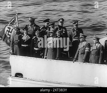 Adolf Hitler Mit Offizieren, 1943. Aus Time to Remember - Struggle for A Planet, 1943 (Reel 3); Dokumentarfilm über Ereignisse von 1943, insbesondere die Schlacht am Atlantik. Stockfoto