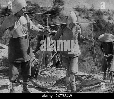 Zivilisten, die Hilfsgüter entlang der Ledo- oder Burma-Straße transportieren, 1943. Aus Time to Remember - Struggle for A Planet, 1943 (Reel 2); Dokumentarfilm über Ereignisse von 1943, insbesondere die Schlacht am Atlantik. Stockfoto