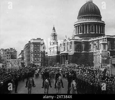 Amerikanische Truppen Marschieren 1942 Durch London. Amerika tritt dem Zweiten Weltkrieg bei. Im Frühjahr marschierten die ersten amerikanischen Einheiten seit 1919 durch Londons Straßen. 1919 wurden sie als Doughboys bezeichnet. Jetzt waren sie GIS, aber genauso willkommen. "Hast du Kaugummi, Kumpel?". Aus „Time to Remember – The End of the Beginning“, 1942 (Reel 1); Dokumentarfilm über Ereignisse von 1942 und Amerikas Eintritt in den Krieg. Stockfoto