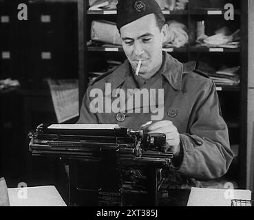 Ein Journalist bei der Arbeit, 1943. Aus Time to Remember - Struggle for A Planet, 1943 (Reel 2); Dokumentarfilm über Ereignisse von 1943, insbesondere die Schlacht am Atlantik. Stockfoto