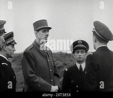 Charles de Gaulle inspiziert einen freien französischen Piloten, 1942. Großbritannien während des Zweiten Weltkriegs. "Für die Freien Franzosen unter de Gaulle,... Exil. Sie kämpfen von außen für ihre Heimat, statt rein zu gehen. Aus Time to Remember - The End of the Beginning, 1942 ( Reel 2); Dokumentarfilm über Ereignisse von 1942 und Amerikas Eintritt in den Krieg. Stockfoto