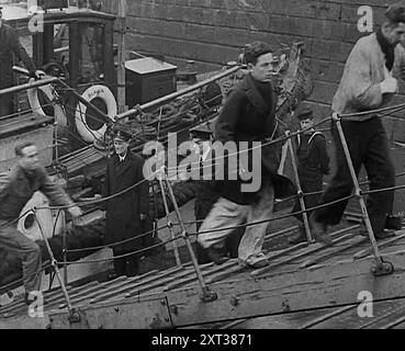 Besatzung der zerstörten Bismarck, die auf einer Gangplank in ein britisches Schiff lief, 1943. Aus Time to Remember - Struggle for A Planet, 1943 (Reel 3); Dokumentarfilm über Ereignisse von 1943, insbesondere die Schlacht am Atlantik. Stockfoto