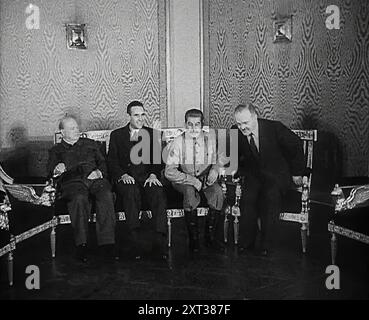 Winston Churchill, Joseph Stalin, W. Averell Harriman und Vjatscheslaw Molotov bei einem Treffen, 1942. Zweiter Weltkrieg: Der Kreml in Moskau. Marschall Stalin selbst empfing den Gast [Churchill] und ließ sich in Gegenwart von Molotow und Amerikas Averil Harriman für ein langes, intimes Gespräch nieder. Das Hauptthema, die Möglichkeit einer zweiten Front... für die hart kämpfenden Russen war dies in der Tat die 64.000 Rubel-Frage". Aus Time to Remember - The End of the Beginning, 1942 ( Reel 2); Dokumentarfilm über Ereignisse von 1942 und Amerikas Eintritt in den Krieg. Stockfoto