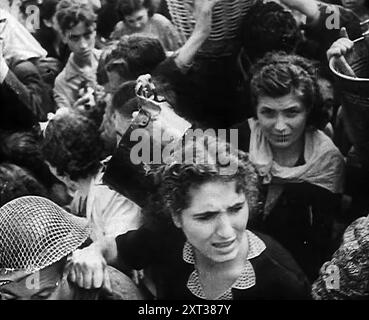 Italienische Zivilisten sammeln Wasser in Neapel, 1943-1944. Aus „Time to Remember – The Path to Rome“, 1943–1944 (Rolle 1); Dokumentarfilm über die Ereignisse von 1943 und 1944 – die italienische Kampagne. Stockfoto