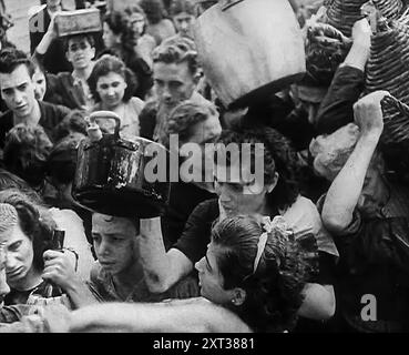 Italienische Zivilisten sammeln Wasser in Neapel, 1943-1944. Aus „Time to Remember – The Path to Rome“, 1943–1944 (Rolle 1); Dokumentarfilm über die Ereignisse von 1943 und 1944 – die italienische Kampagne. Stockfoto