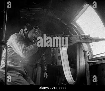 Schauspieler Clark Gable feuert eine Maschinenpistole aus einem Kampfflugzeug ab, 1943-1944. Aus „Time to Remember – Round the Clock“, 1943–1944 (Rolle 1); Dokumentarfilm über Ereignisse von 1943–1944, hauptsächlich Bombardierungen über Europa. Stockfoto