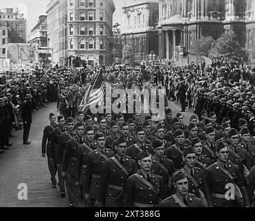 Amerikanische Truppen Marschieren 1942 Durch London. Amerika tritt dem Zweiten Weltkrieg bei. Im Frühjahr marschierten die ersten amerikanischen Einheiten seit 1919 durch Londons Straßen. 1919 wurden sie als Doughboys bezeichnet. Jetzt waren sie GIS, aber genauso willkommen. "Hast du Kaugummi, Kumpel?". Aus „Time to Remember – The End of the Beginning“, 1942 (Reel 1); Dokumentarfilm über Ereignisse von 1942 und Amerikas Eintritt in den Krieg. Stockfoto