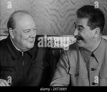 Winston Churchill und Joseph Stalin bei einem Treffen, 1942. Zweiter Weltkrieg: Der Kreml in Moskau. Stalin und Churchill '...settled sind für ein langes, intimes Gespräch da. Das Hauptthema, die Möglichkeit einer zweiten Front... für die hart kämpfenden Russen war dies in der Tat die 64.000 Rubel-Frage". Aus Time to Remember - The End of the Beginning, 1942 ( Reel 2); Dokumentarfilm über Ereignisse von 1942 und Amerikas Eintritt in den Krieg. Stockfoto