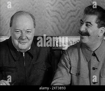 Winston Churchill und Joseph Stalin bei einem Treffen, 1942. Zweiter Weltkrieg: Der Kreml in Moskau. Stalin und Churchill '...settled sind für ein langes, intimes Gespräch da. Das Hauptthema, die Möglichkeit einer zweiten Front... für die hart kämpfenden Russen war dies in der Tat die 64.000 Rubel-Frage". Aus Time to Remember - The End of the Beginning, 1942 ( Reel 2); Dokumentarfilm über Ereignisse von 1942 und Amerikas Eintritt in den Krieg. Stockfoto